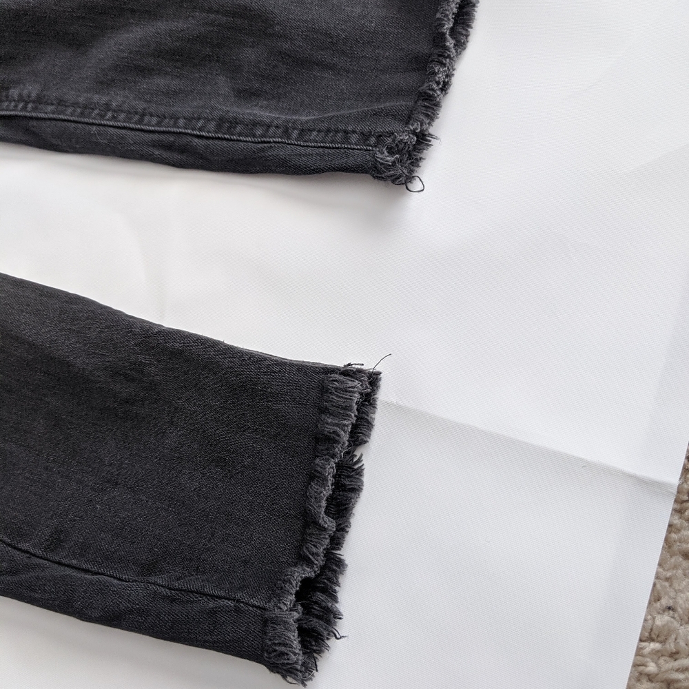 🌿HIGH RISE DISTRESSED JEANS🌿 - Picture 5 of 8